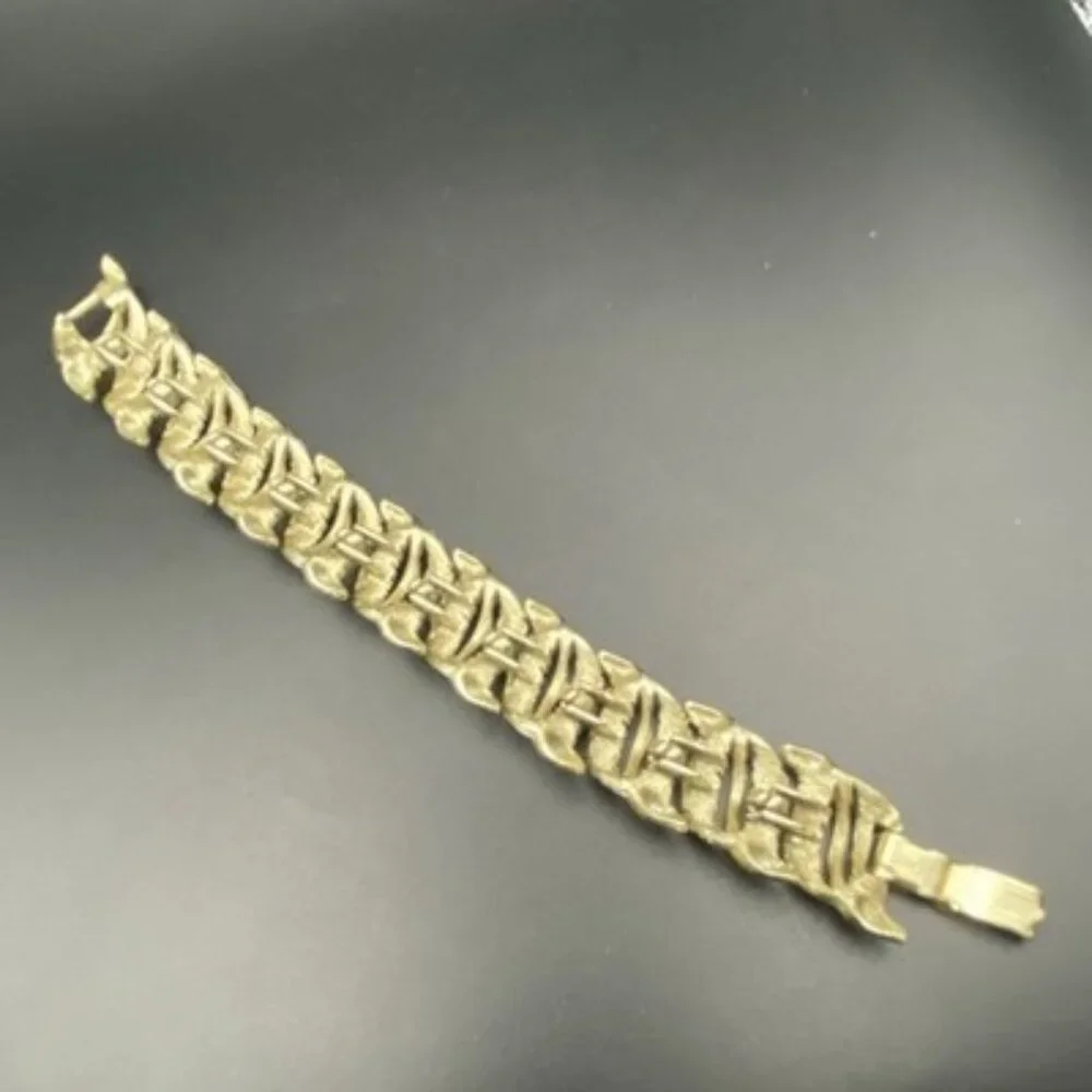 Vintage Lisner Gold Tone Leaf Link Bracelet 7x.75